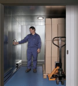 Hidral goods lift with attendant