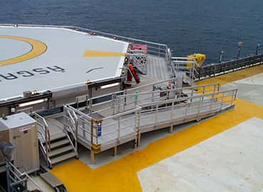 mesa de tijera montada en una plataforma petrolífera