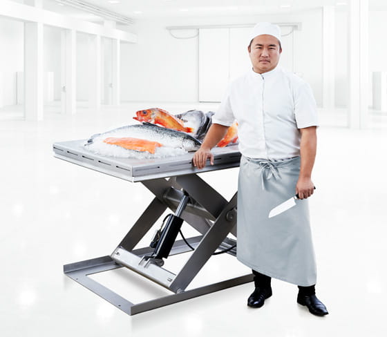 Translyft_bucătar_sushi_lângă_masa_de_ridicare