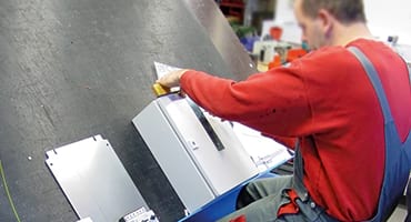 hombre trabajando junto a una mesa elevadora inclinada