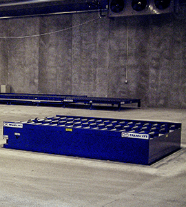 Table élévatrice avec cellules de pesée et tapis roulant 