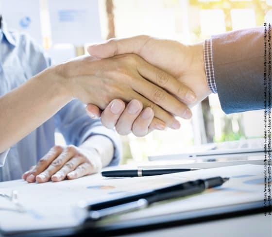 Handskake over contract