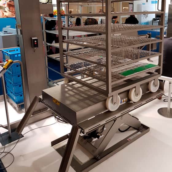 smoke trolley on hyginic lifting table from translyft 
