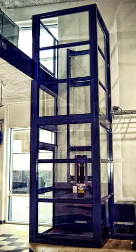 mastlift i skakt med glas