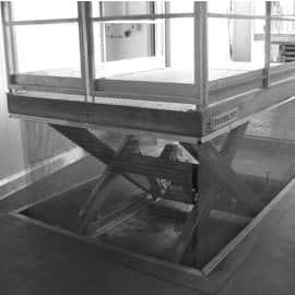 mesa elevadora con malla metálica