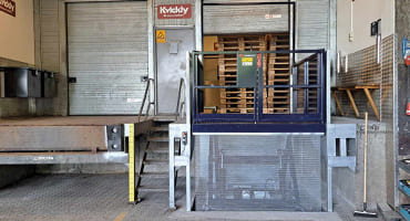 Goods lift for disposing rubbish in supermarket