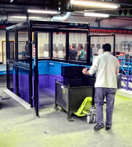 Elevador de palés dentro de un almacén