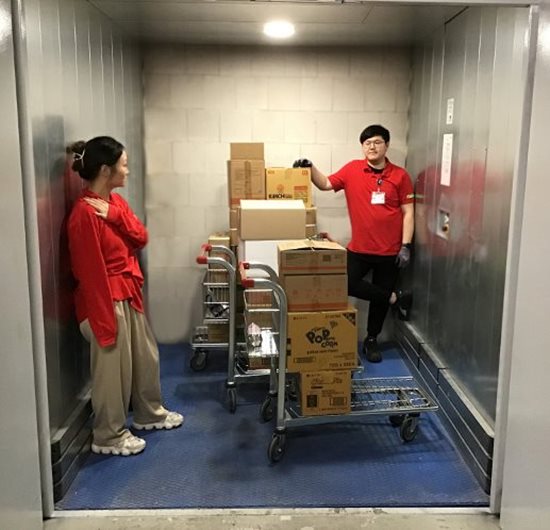 Goods lift between level in 1 supermarket